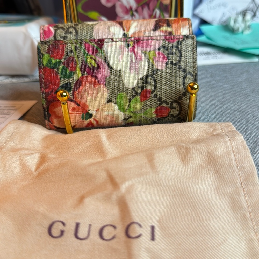 Gorgeous NWOT GG Flower Key Fob, original box and dust bag Auth